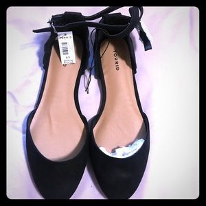 Torrid size 8.5 black almond w/ scallop flat